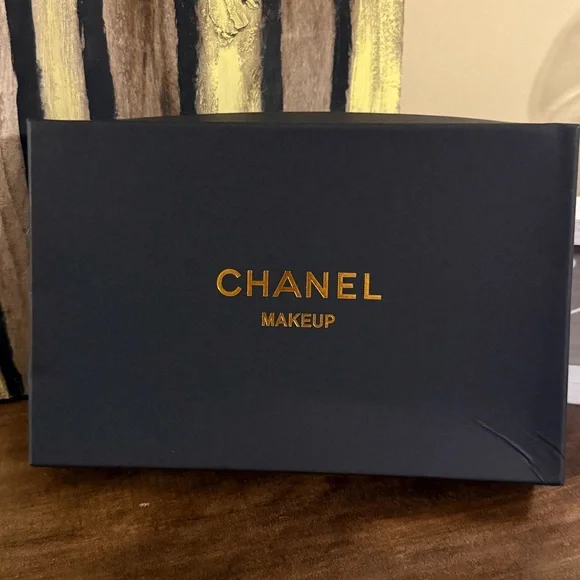 CHANEL/MAKEUP Quilted Makeup Pouch - Picture 4 of 5
